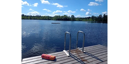 Reisemobilstellplatz - Hunde erlaubt: Hunde erlaubt - Südschweden - Schimmplatform am See. Der See hat durchfliesendes wasser - Abrahams Camp