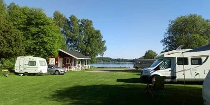 RV park - Wohnwagen erlaubt - Southern Sweden - Herzlichen Wilkommen auf unsere minicamping am Säms See. Wir haben 14 Plätze mit Strom, Dusche,  WC, Küche,  Ruh,  natur und Seesicht.
Kein entsorgung, kein karte Zahlung (nur bar).

Vi ses? 
Grüße Geraldine  - Säm Camping