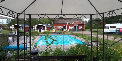 Reisemobilstellplatz - Frischwasserversorgung - Ekshärad - Grillpavillon und der Pool.  Im Hintergrund das Servicegebäude. - Camping 45