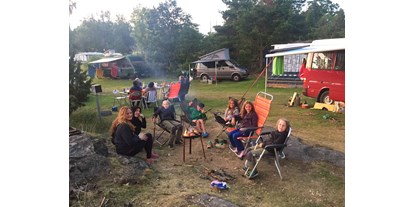 Motorhome parking space - Badestrand - Southern Sweden - Campingplatz mit seinen Freunden besuchen geht auch. - Blankaholm NaturCamping