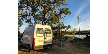 Reisemobilstellplatz - Duschen - Südschweden - Campingplatz mit Schatten besorgen unsere Eichenbäume. - Blankaholm NaturCamping