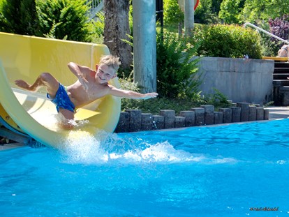 Reisemobilstellplatz - Bärnbad - Die Wasserrutsche - das Highlight für unsere Kinder im Erlebnisbecken. Im Sportbecken kann in Ruhe geschwommen werden. - Camping am Waldbad