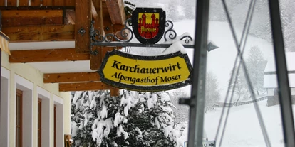 Parkeerplaats voor camper - Restaurant - Oostenrijk - Hauseingang im Winter - Alpengasthaus Moser