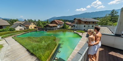 Reisemobilstellplatz - Swimmingpool - Österreich - Ausblick vom AlpinSPA auf den Naturschwimmteich - EuroParcs Hermagor · Nassfeld
