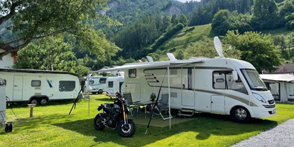 Reisemobilstellplatz - Art des Stellplatz: im Campingplatz - Oberinntal - Camping Dreiländereck Tirol, Blockhütten & Apartments