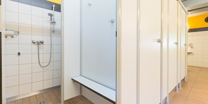 Reisemobilstellplatz - Wohnwagen erlaubt - Galtür - Duschbereich - Walch's Camping & Landhaus