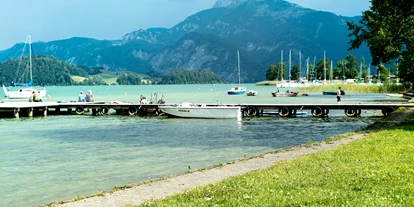 Reisemobilstellplatz - Bademöglichkeit für Hunde - Kraims (Seewalchen am Attersee, Lenzing) - wunderbare Liegefläche am eigenen Strand - AustriaCamp Mondsee