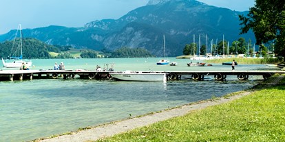 Reisemobilstellplatz - Bademöglichkeit für Hunde - Obergallaberg - wunderbare Liegefläche am eigenen Strand - AustriaCamp Mondsee