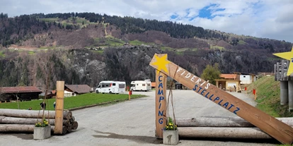 Reisemobilstellplatz - Spielplatz - Graubünden - Eingang zum Campingplatz - Camping - Stellplatz Fideris