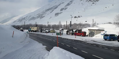 Plaza de aparcamiento para autocaravanas - Wintercamping - Alpen - 60m vom Restaurant entfernt - Zumdorf Hospental