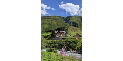 Motorhome parking space - Art des Stellplatz: ausgewiesener Parkplatz - Oberwald (Obergoms) - Nostalgisch und Geheimnisvoll
Zwischen Hospental und Realp, politisch zur Gemeinde Hospental gehörend, liegt das einst und heute noch „kleinste Dorf der Schweiz“. Zumdorf ist eine ausgewiesene Walsergründung und war früher eine selbständige Kuratkaplanei mit Kapelle, Kaplanei und Schule. Durch Lawinenniedergänge schwer heimgesucht, vereinigte sich Zumdorf mit Hospental. Im März 1851 wurde der Weiler durch eine Lawine teilweise verschüttet, doch vermochte er sich auch weiterhin zu erhalten. Im Jahre 1869 zählte der Weiler noch 13 Seelen. Heute gibt es in Zumdorf zwei zeitweise bewohnte Häuser und die vielbesuchte Naturstube Zumdorf, dessen Vier Personen das ganze Jahr in Zumdorf wohnen. Das Schmuckstück aber von Zumdorf ist die dem heiligen Nikolaus geweihte Barockkapelle, die 1720 vom Ursener Architekten Bartholomäus Schmid erbaut und 1971 fach- und stilgerecht restauriert wurde. Diese Kapelle birgt ein Kleinod ganz besonderer Prägung: Den im Jahre 1728 von Jodok Ritz geschaffenen Rosenkranzaltar, welcher von 10 runden Hinterglasbildern, die sich auf die Nikolauslegende und mehrfach auf Ansichten von Zumdorf beziehen, umgeben ist. - Zumdorf Hospental