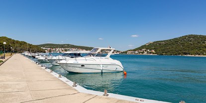 Reisemobilstellplatz - Umgebungsschwerpunkt: Meer - Zadar - Šibenik - marina - Camping Jezera Lovišća Village
