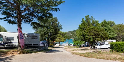 Plaza de aparcamiento para autocaravanas - Tennis - Pašman - platz - Camping Jezera Lovišća Village
