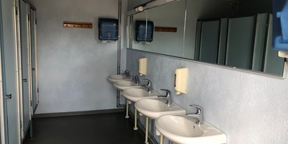 Motorhome parking space - Wohnwagen erlaubt - Lapland - Toiletten für Frauen - Napapiirin Saarituvat