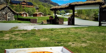 Parkeerplaats voor camper - öffentliche Verkehrsmittel - Noorwegen - Østerbø Fjellstove macht seine eigenen Pizzen von Grund auf neu. Wir haben mehrere Varianten, die an der Rezeption bestellt und abgeholt werden können - Østerbø Fjellstove