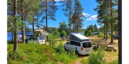 Parkeerplaats voor camper - Radweg - Noorwegen - Das Feld unten am Strand, wo Sie stehen können, wo Sie wollen - Kilefjorden Camping