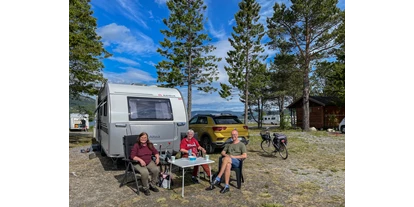 Plaza de aparcamiento para autocaravanas - WLAN: am ganzen Platz vorhanden - Noruega - Rognan Fjordcamp - Rognan Fjordcamp