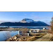 RV parking space - Alle Stellplätze für Wohnmobile haben einen Blick auf das Wasser - Offersøy Camping Helgeland 