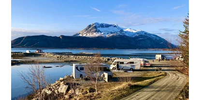 Parkeerplaats voor camper - Angelmöglichkeit - Noorwegen - Alle Stellplätze für Wohnmobile haben einen Blick auf das Wasser - Offersøy Camping Helgeland 