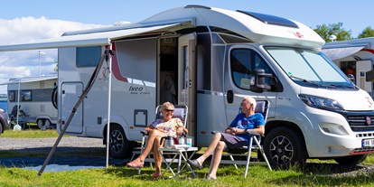 Motorhome parking space - Restaurant - Norway - Nice pitches with grass or artificial grass - all with a view! - Evjua Strandpark