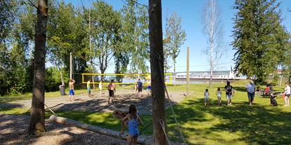 Reisemobilstellplatz - WLAN: am ganzen Platz vorhanden - Oppland - Nice area for playing or picnic by the beach - Evjua Strandpark