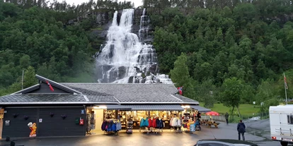 Plaza de aparcamiento para autocaravanas - Noruega - Tvindefossen souvenir shop - Tvinde Camping