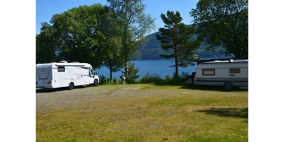 Place de parking pour camping-car - Umgebungsschwerpunkt: Berg - Norvège - View to the Fjord - Langenuen Motel & Camping