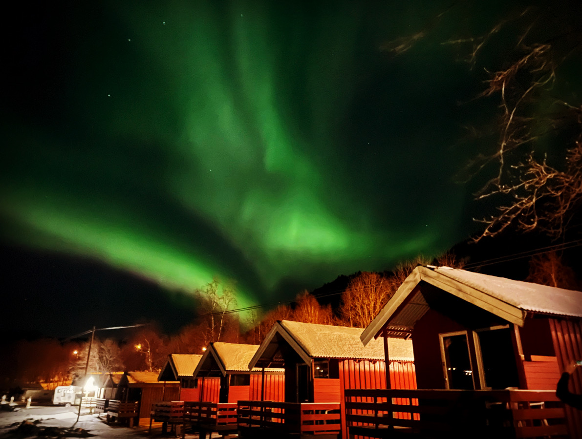 Wohnmobilstellplatz - Northen lights in winter. - Base Camp Hamarøy