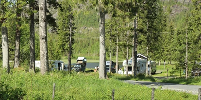 Place de parking pour camping-car - WLAN: teilweise vorhanden - Norvège - Platz für Wohnmobil, Wohnwagen und Zelt - Velfjord Camping & Hytter