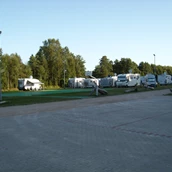 Espacio de estacionamiento para vehículos recreativos - Camping Jeni