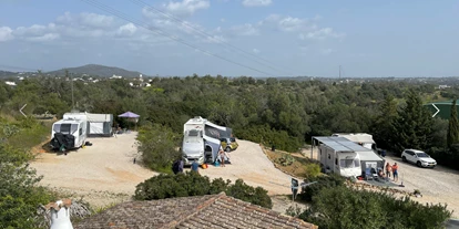 Parkeerplaats voor camper - Wintercamping - Moncarapacho - Camping is build on 4 levels, with 2 pitches on each level. -                The Lemon Tree Villa Apartments & Camping