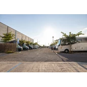 Espacio de estacionamiento para vehículos recreativos - Eingang zur Parzellenfläche - Nomadic Valencia Camping Car