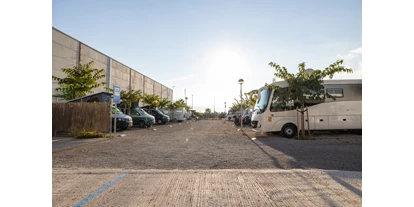 Motorhome parking space - Duschen - Spain - Eingang zur Parzellenfläche - Nomadic Valencia Camping Car