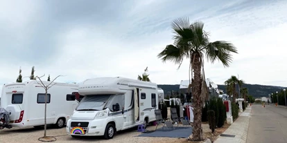 Reisemobilstellplatz - Duschen - Alcalà de Xivert - ... auch für unsere preisbewussten Camper bieten wir Stellplätze an. - Los Olivos de Xivert CampingNatura Park