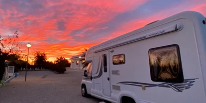 Parkeerplaats voor camper - Alcossebre - ... wunderschöne Sonnenuntergänge. - Los Olivos de Xivert CampingNatura Park