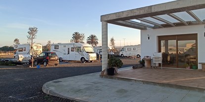 Motorhome parking space - öffentliche Verkehrsmittel - Costa de Almería - Camper Área Cabo de Gata