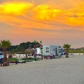Espacio de estacionamiento para vehículos recreativos - Atalaia camper park