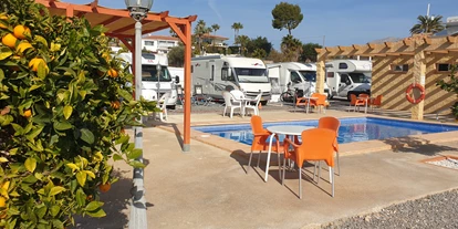 Reisemobilstellplatz - Umgebungsschwerpunkt: am Land - Callosa d'en Sarrià - 
Ein schöner Pool, den Sie das ganze Jahr über genießen können. - Orange Grove Camper Park