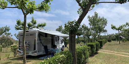 Motorhome parking space - Duschen - Spain - Camping & Bungalow Platja Brava
