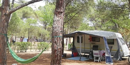 Place de parking pour camping-car - Art des Stellplatz: bei Gewässer - Palafrugell - Camping & Bungalow Platja Brava