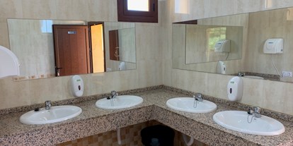 Reisemobilstellplatz - Entsorgung Toilettenkassette - Costa de Almería - shower block  - savannah park resort