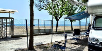 Reisemobilstellplatz - Umgebungsschwerpunkt: Meer - Vélez-Málaga - Meerblick Parzelle - Camping Playa Almayate Costa