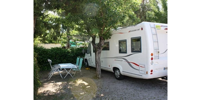 Plaza de aparcamiento para autocaravanas - Duschen - España - Typischer, schattiger Stellplatz - Camping San Vicente