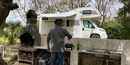 Place de parking pour camping-car - Art des Stellplatz: bei Gewässer - Sicile - Barbecue - Camping Flintstones Park