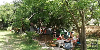 Parkeerplaats voor camper - Bademöglichkeit für Hunde - Scoglitti - Camping Flintstones Park