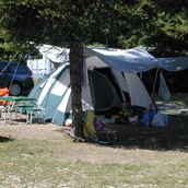 Espacio de estacionamiento para vehículos recreativos - Camping Trelago