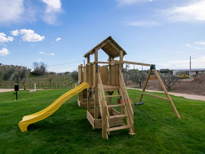 Reisemobilstellplatz - Umgebungsschwerpunkt: am Land - Manerba del Garda - Spielplatz für die Kinder - Agricamping Est Garda