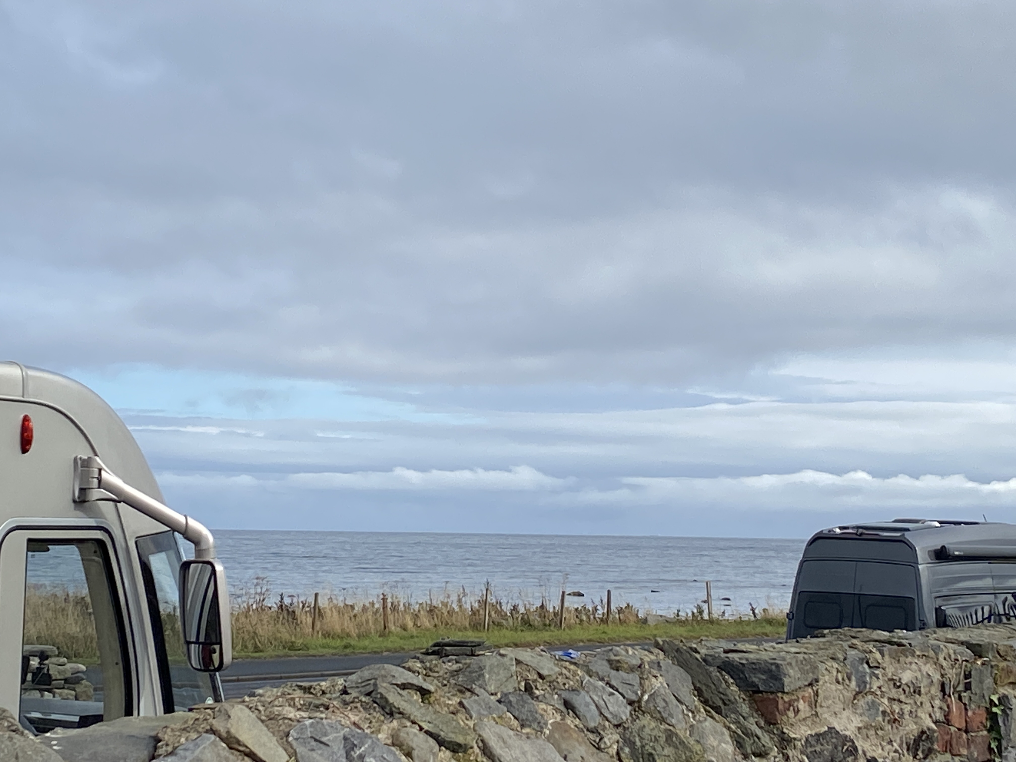 área de autocaravanas - View across pitches to the sea - Glenbuchty Rastplatz für Wohnmobile