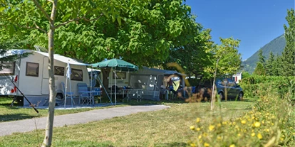 Place de parking pour camping-car - Swimmingpool - Le Châtelard - 
Stellplätze geeignet für Zelt, Wohnwagen, Wohnmobil, Van... - Camping La Ferme