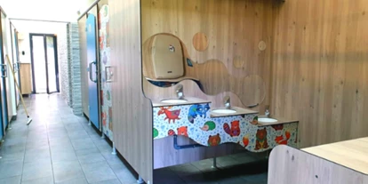 Posto auto camper - Art des Stellplatz: Sportstätte - Francia - Sanitärgebäude mit XXL-Duschen, Familienduschen... Wäsche- und Kühlraum auf dem Campingplatz - Camping La Ferme
